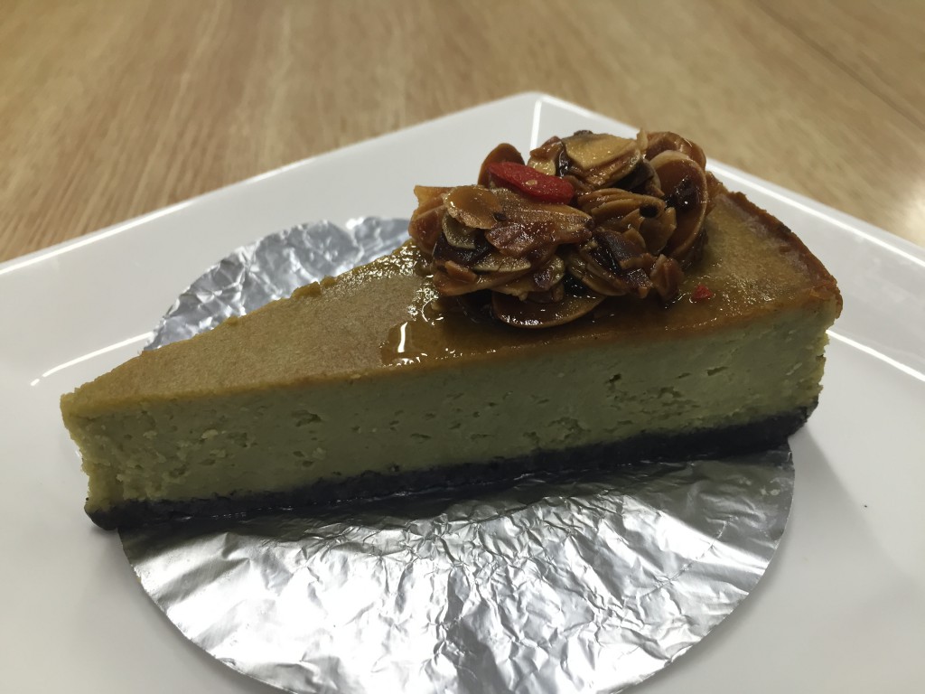 桑の葉とアボガドのチーズケーキ