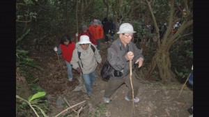 ツアーの様子山登り