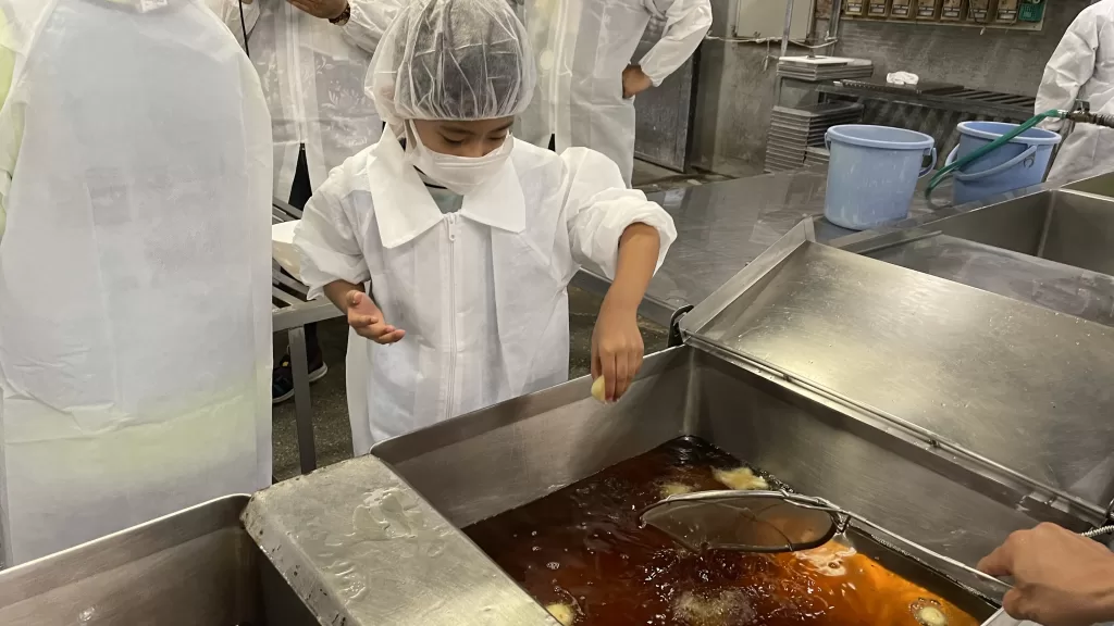 探検隊員がかまぼこを揚げています